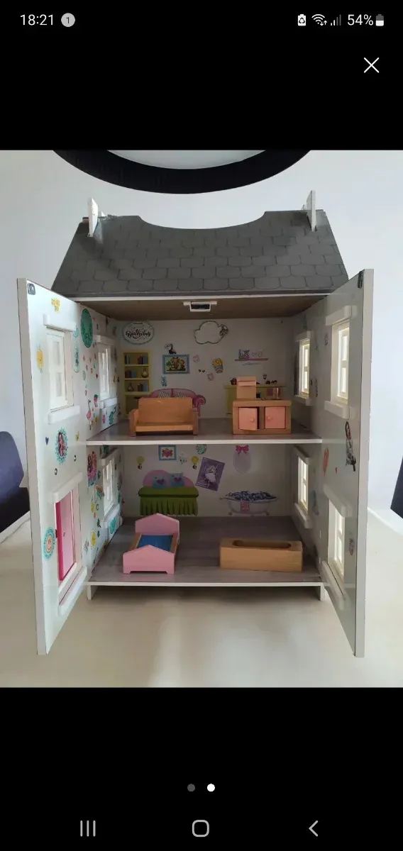 Casa de muñecas de madera