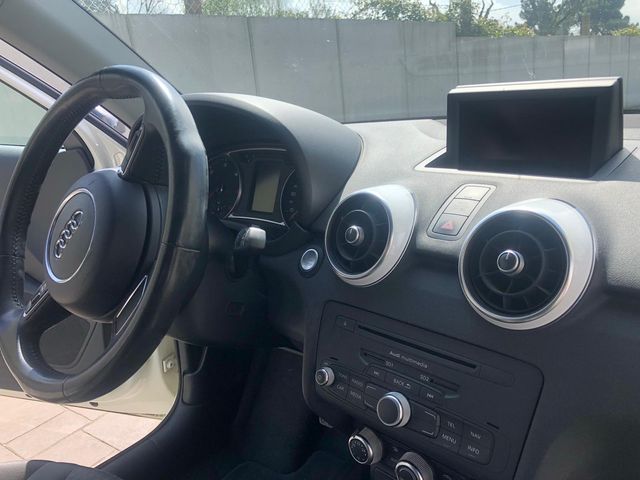 Audi A1 AMBITION 1. 6 TDI 105 cv. Diciembre 2010.