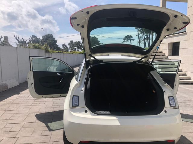 Audi A1 AMBITION 1. 6 TDI 105 cv. Diciembre 2010.