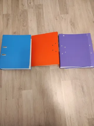 Archivadores de anillas varios colores. 5€ los 4.