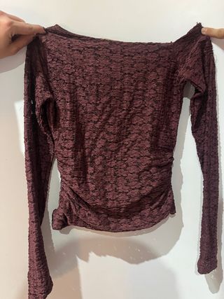 Top Bershka morado encaje manga larga
