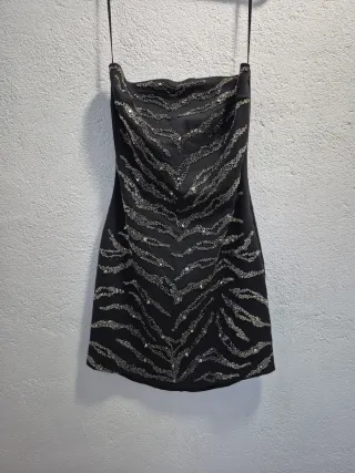Vestido Negro con Detalles Plateados