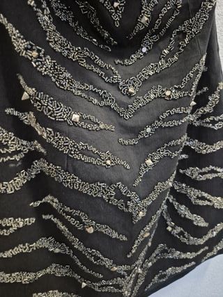 Vestido Negro con Detalles Plateados