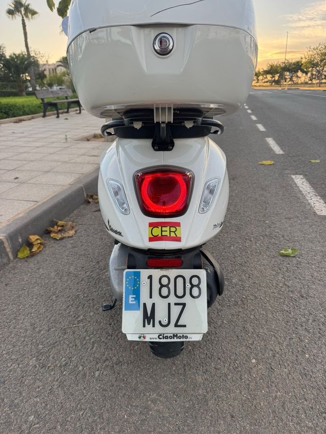 Vespa Blanca y Azul, edición especial año 2023