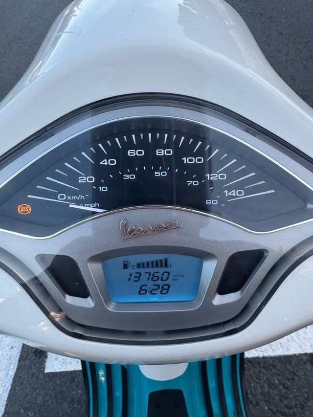 Vespa Blanca y Azul, edición especial año 2023