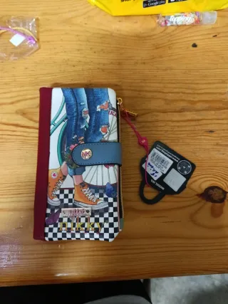 Cartera Nikky multicolor con diseño de jeans