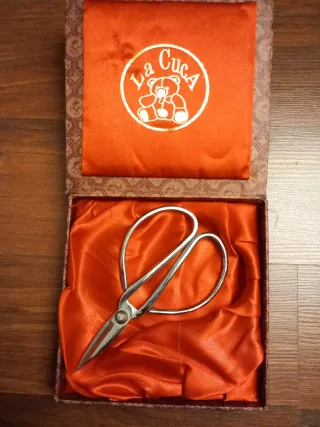 Tijeras de plata con caja LA CUCA