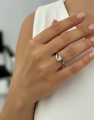 18570P

Solitario realizado en oro blanco de 18kt