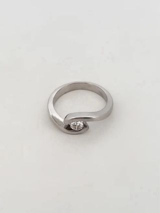 18570P

Solitario realizado en oro blanco de 18kt