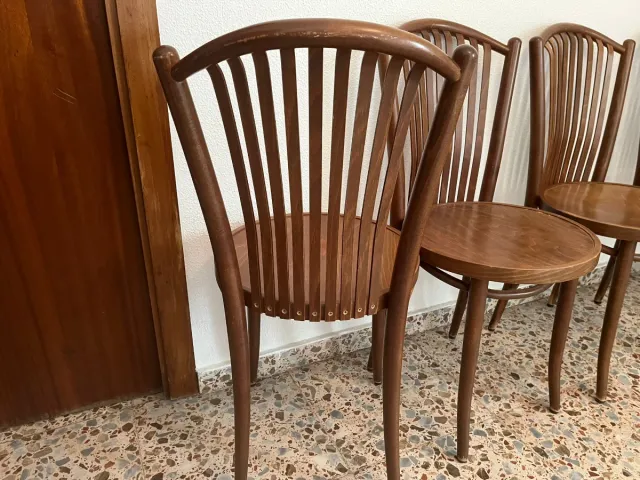 Cuatro sillas de madera