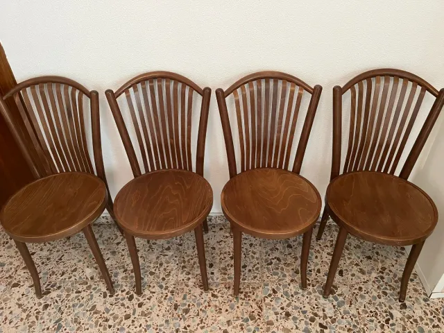 Cuatro sillas de madera