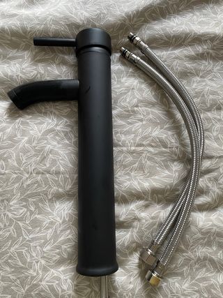 Grifo negro alto con mangueras