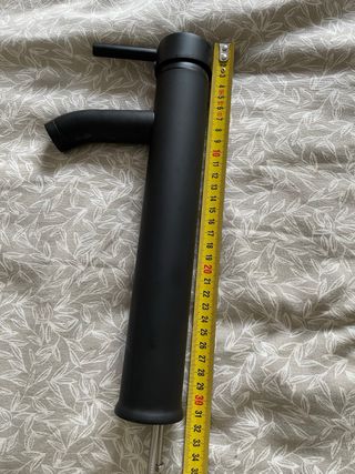 Grifo negro alto con mangueras