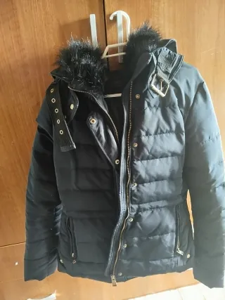 Chaqueta Zara Negra con Capucha y Pelo