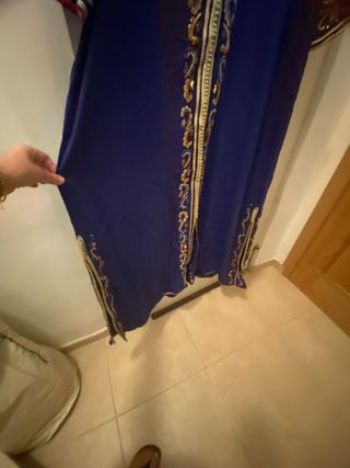 Túnica árabe bordada azul y dorada