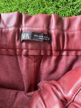 Falda Zara efecto piel burdeos Talla M