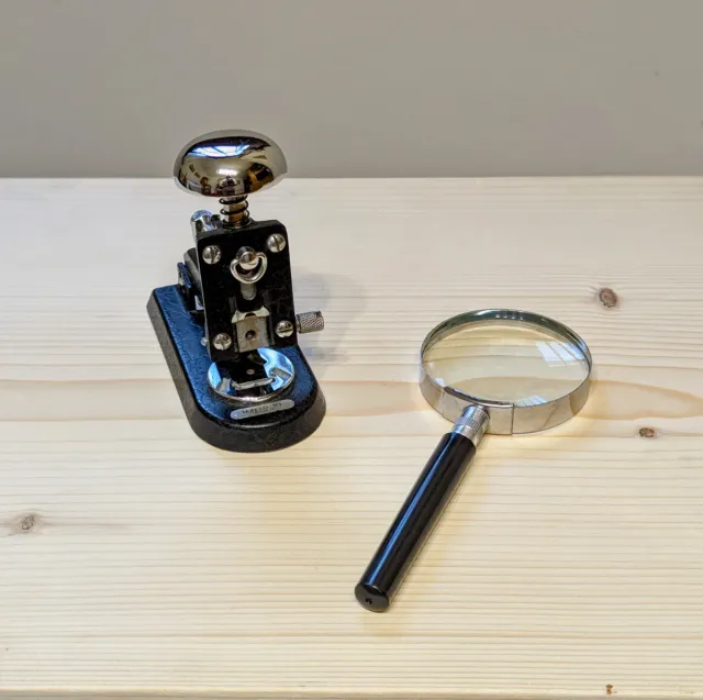 Grapadora Flecha (de la marca Casco) y Lupa