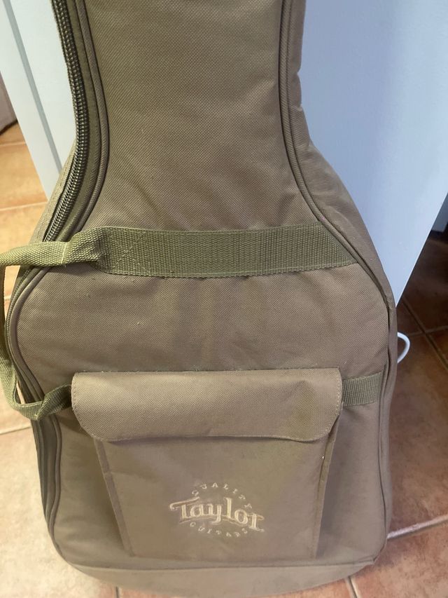 Funda Taylor para guitarra acústica