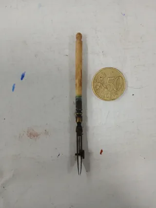 Antico compasso da disegno in osso
