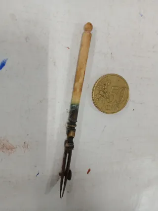 Antico compasso da disegno in osso