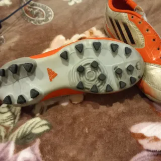 Botas de fútbol Adidas Naranjas y Doradas talla 31