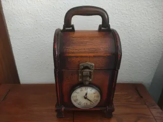 Caja de madera con reloj vintage