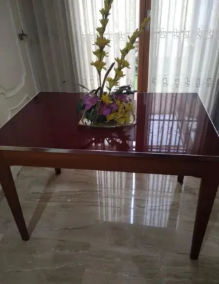 Mesa comedor y 4 sillas blancas
