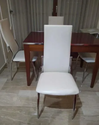 Mesa comedor y 4 sillas blancas
