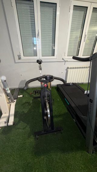 Bicicleta estática negra y elíptica 