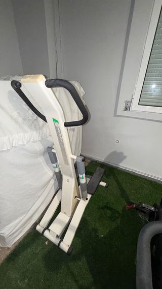 Bicicleta estática negra y elíptica 