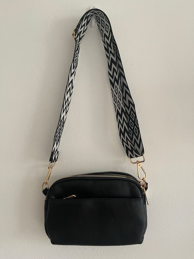Bolso bandolera negro con detalles dorados
