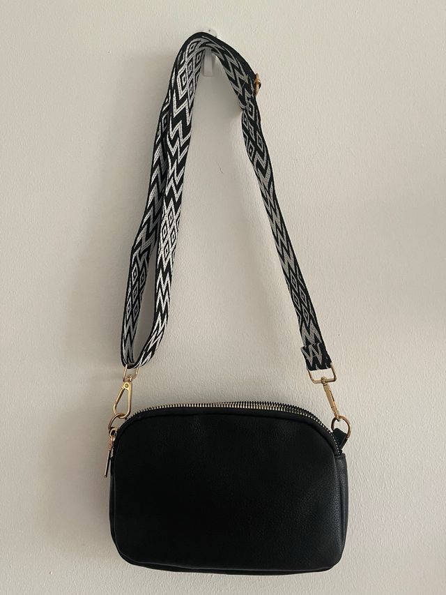Bolso bandolera negro con detalles dorados