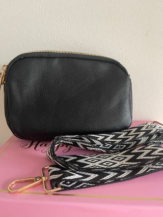 Bolso bandolera negro con detalles dorados