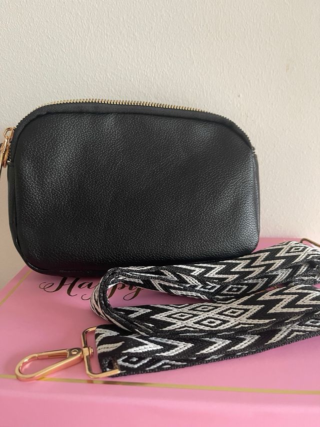 Bolso bandolera negro con detalles dorados