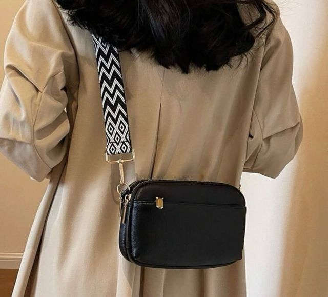 Bolso bandolera negro con detalles dorados