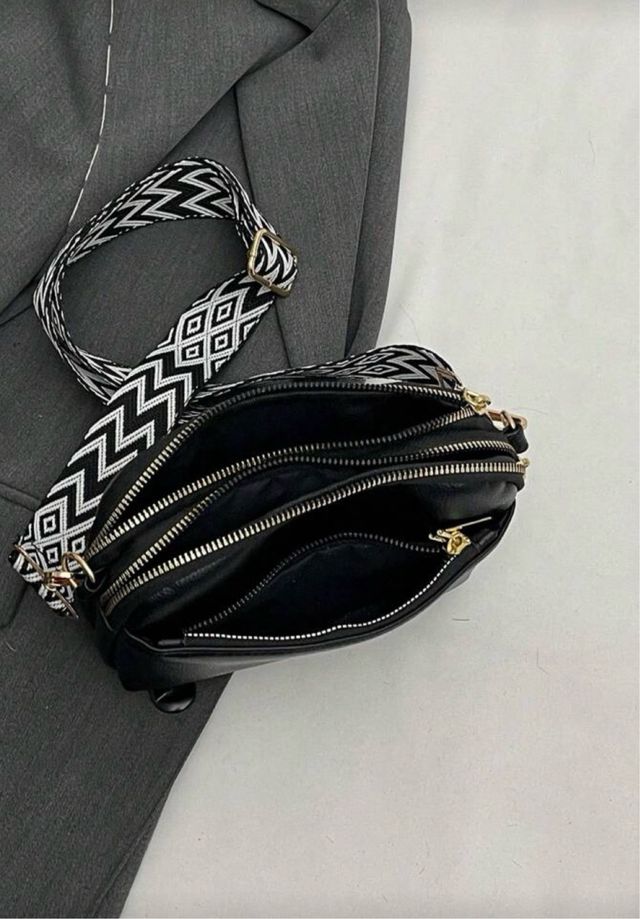 Bolso bandolera negro con detalles dorados