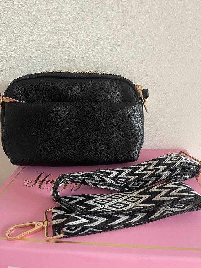 Bolso bandolera negro con detalles dorados