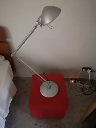 Lampada da tavolo design grigio metallizzato
