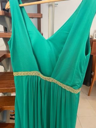 Vestido de fiesta verde con detalles dorados