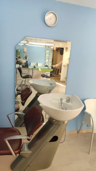 Se traspasa peluquería.