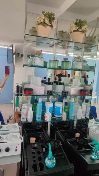 Se traspasa peluquería.