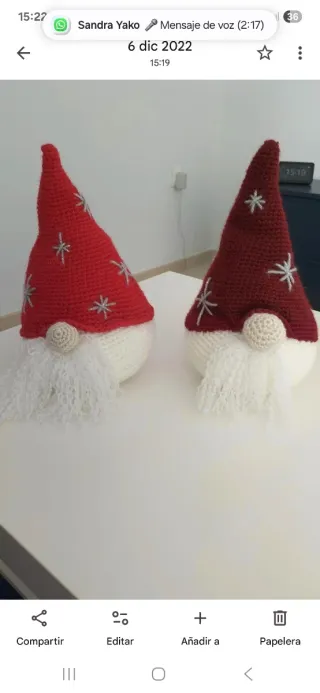 Gnomi natalizi tessuti a mano.