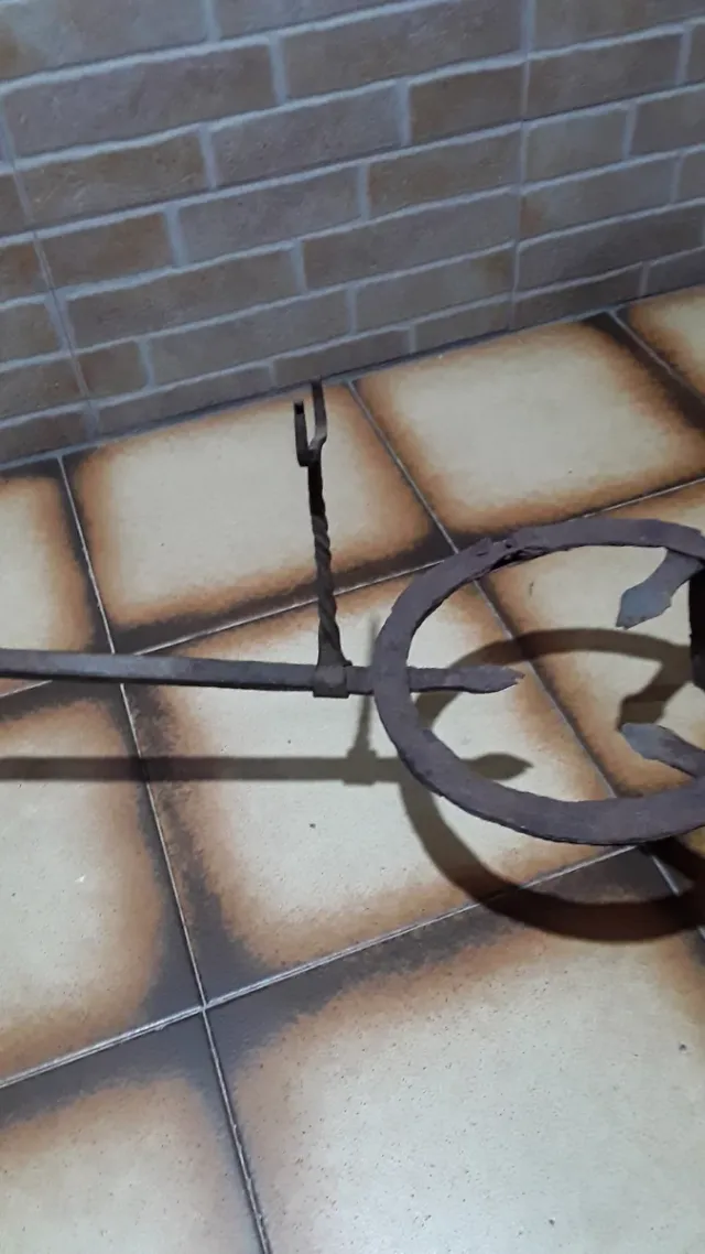 Antiguo trébede de hierro forjado