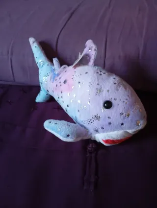 Peluche tiburón estrellas