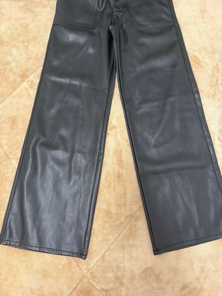 Pantalón MNG Negro Efecto Piel