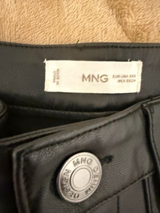 Pantalón MNG Negro Efecto Piel