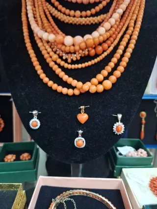 Colgantes de coral y oro
