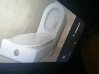 Inodoro blanco de porcelana