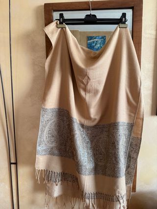 Sciarpa beige con fantasia paisley