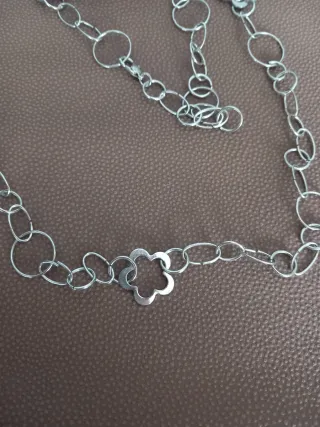 Collar plateado con flores y eslabones